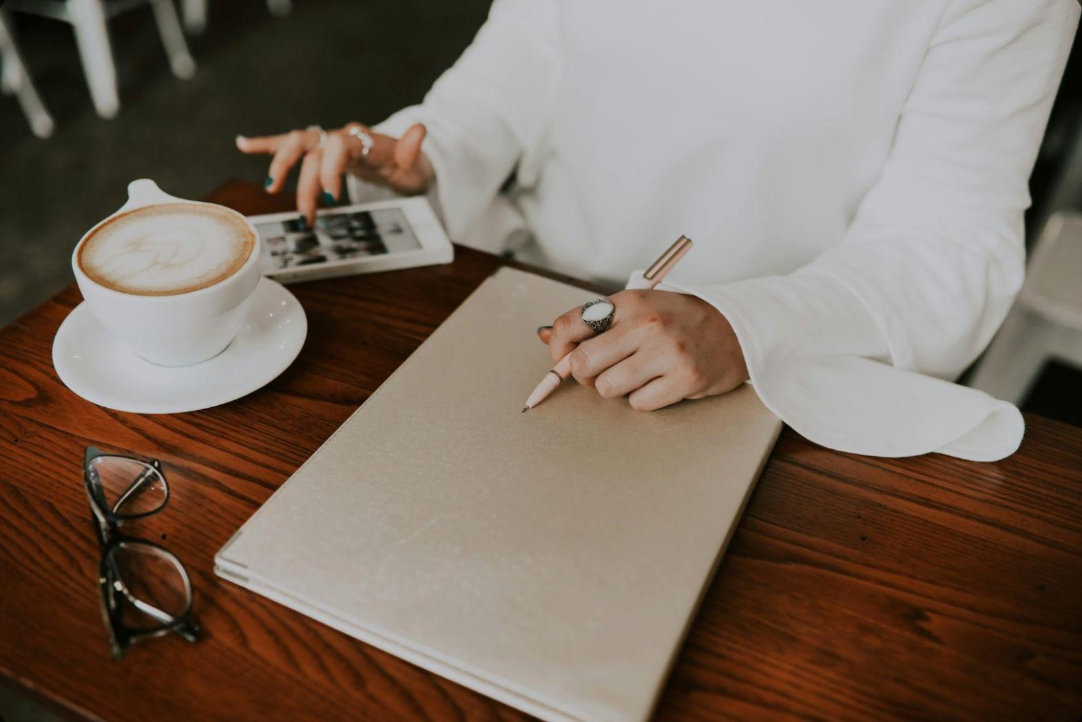Equipo de profesionales trabajando en análisis financiero