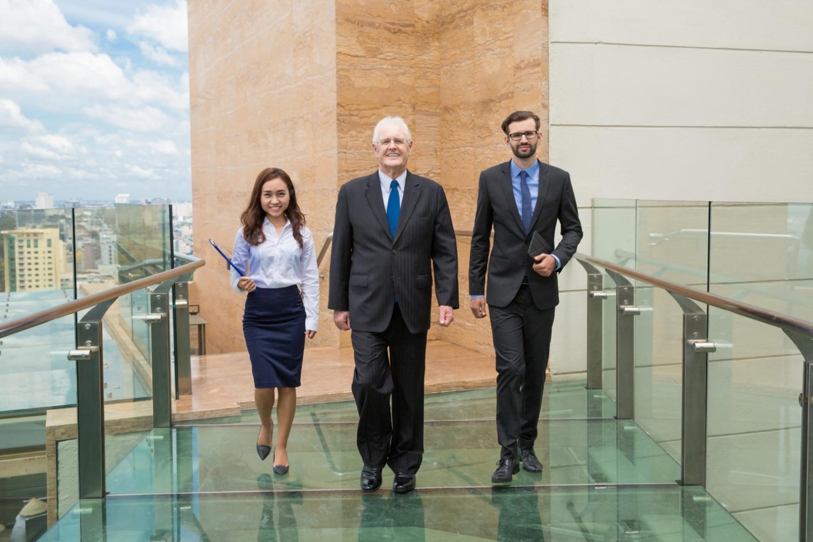 Equipo de orivenquaro trabajando en análisis financiero